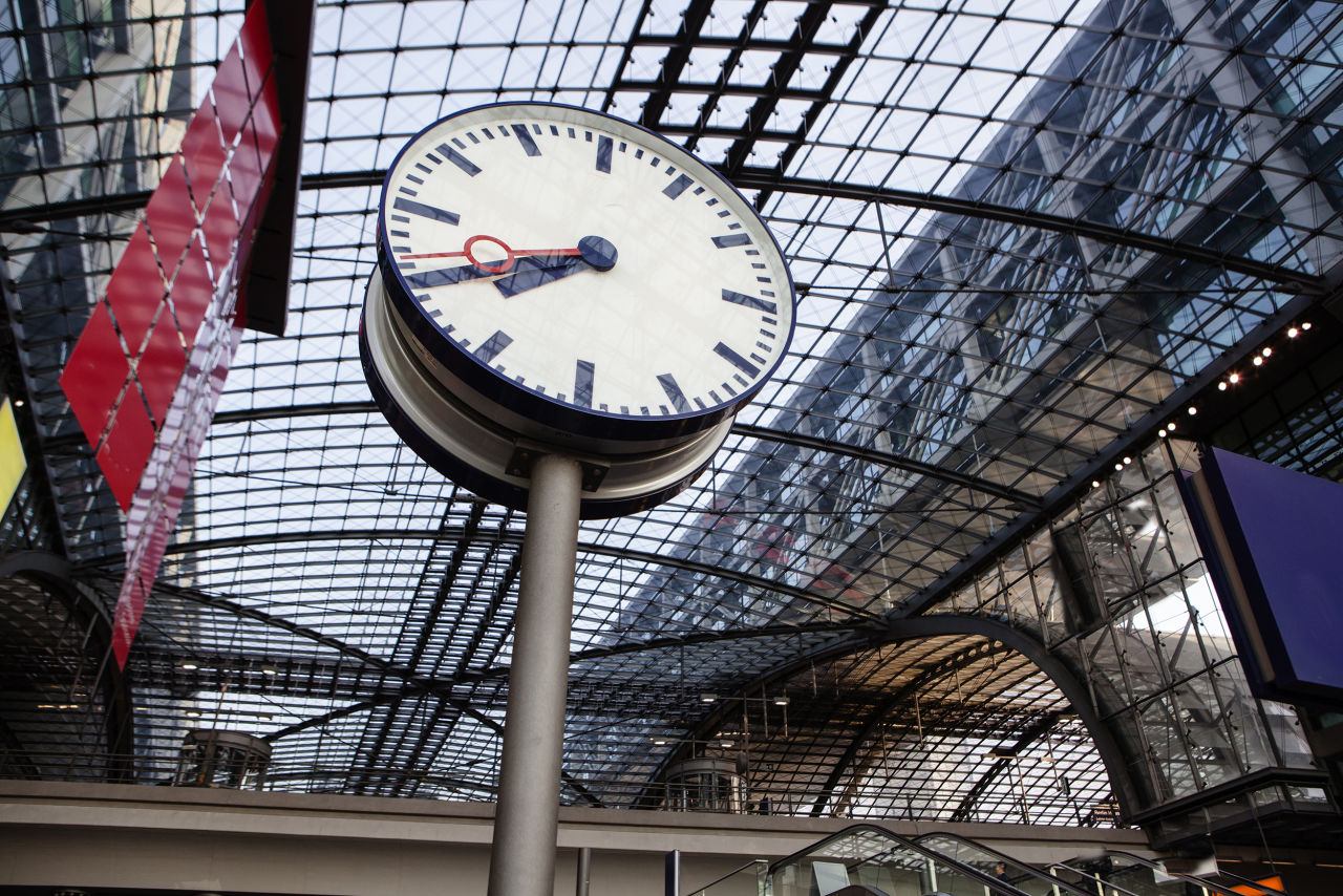 Uhr am Hauptbahnhof in Berlin